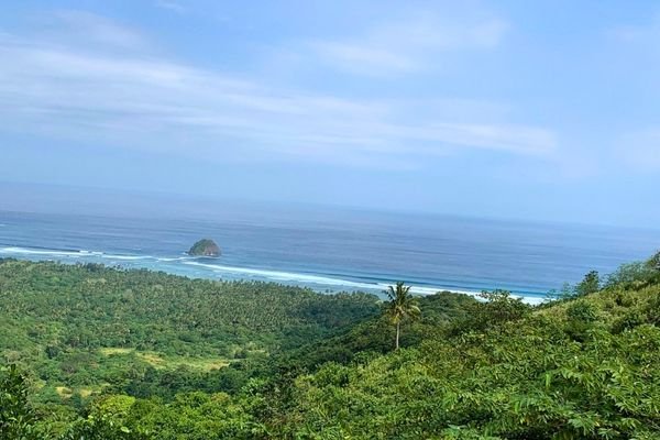 Beach facing Gili Nanggu