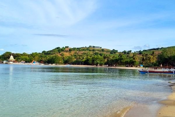Relaxing beach spot near Gili Mas Port