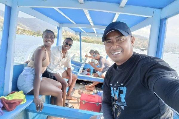 Teluk Nare private speedboat for cruise passengers