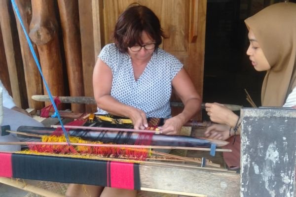 Traditional hand weaving Lombok experience